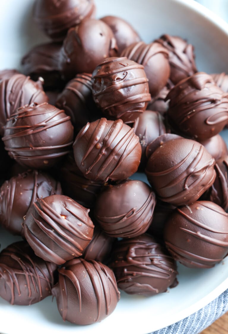 No-Bake Peanut Butter Balls Recipe l Cookies and Cups