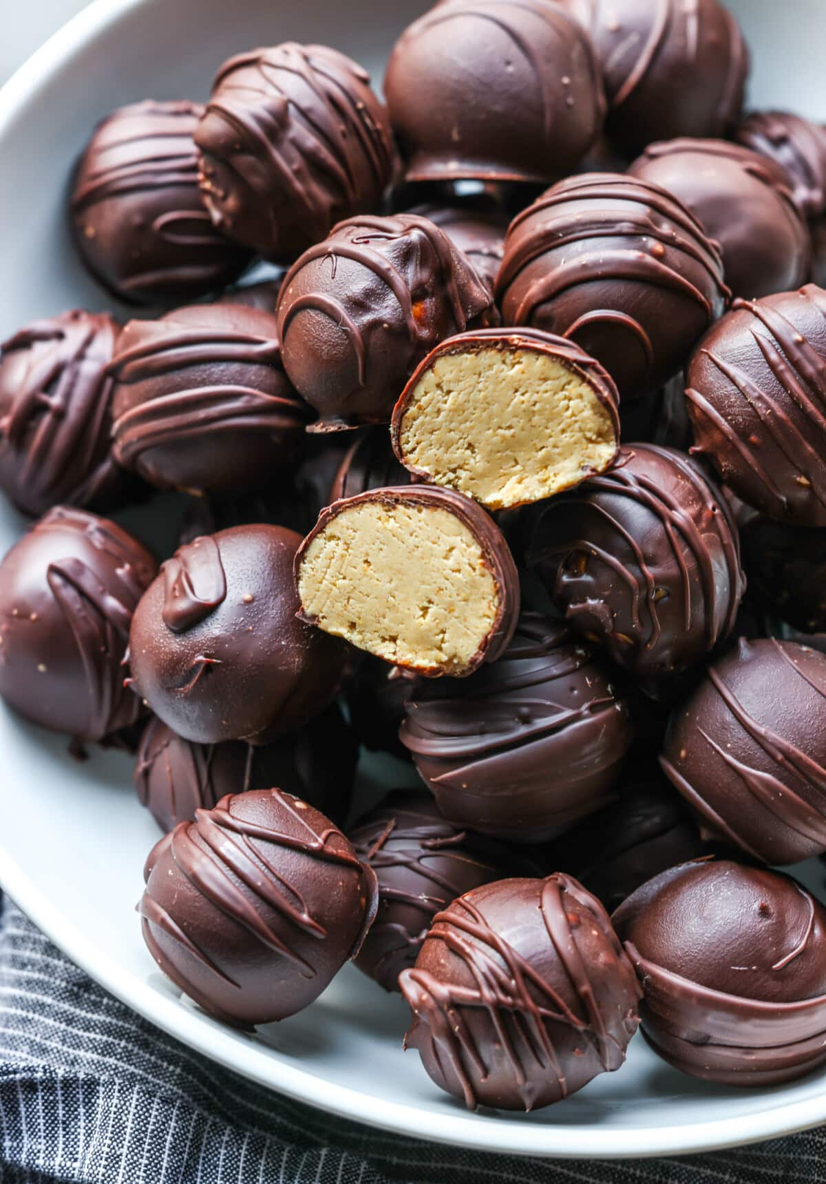 No-Bake Peanut Butter Balls Recipe l Cookies and Cups