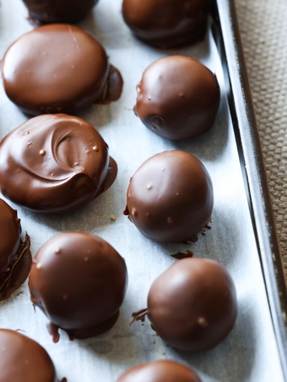 No-Bake Peanut Butter Balls Recipe l Cookies and Cups