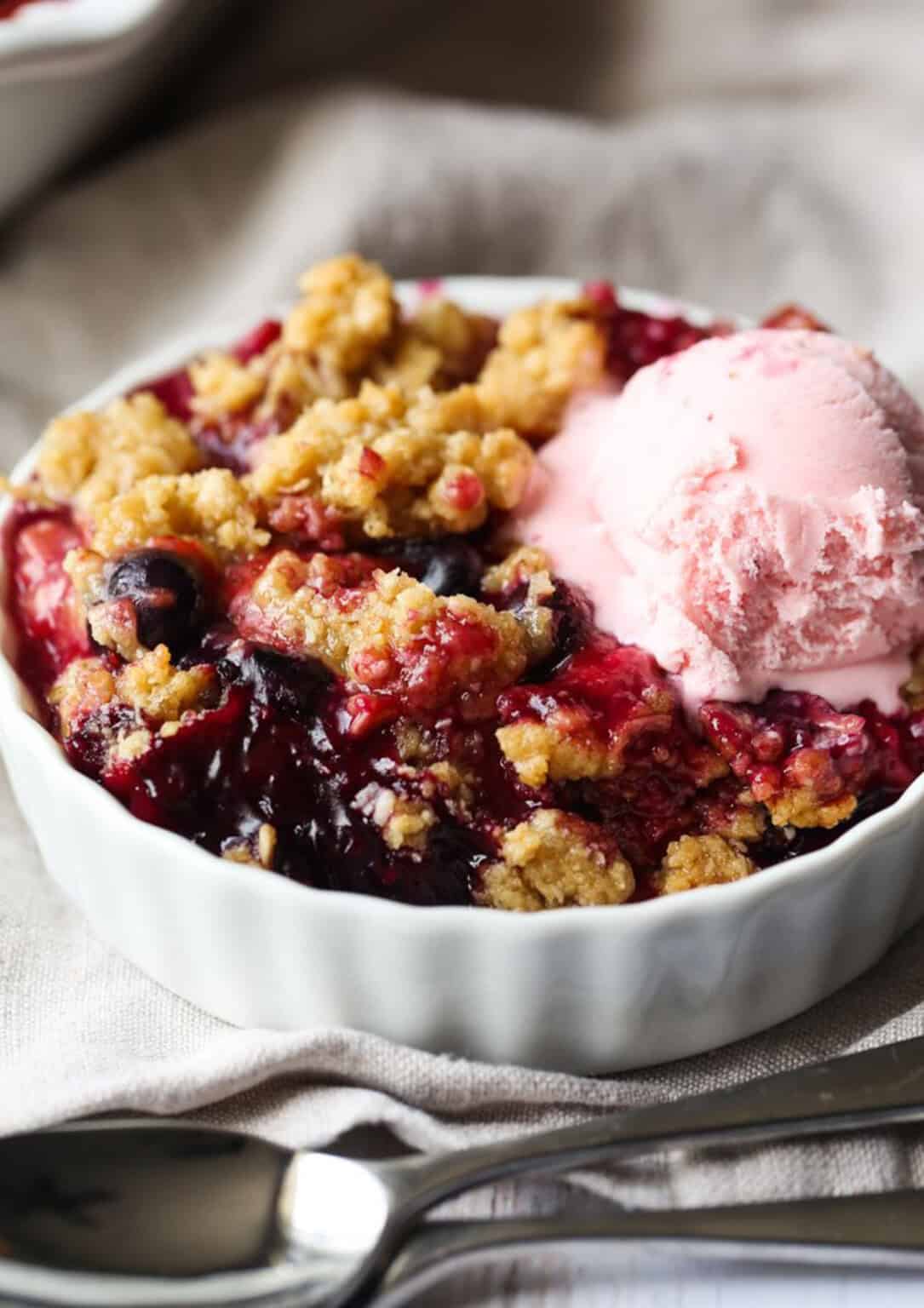 The BEST Mixed Berry Crisp Recipe - Cookies and Cups