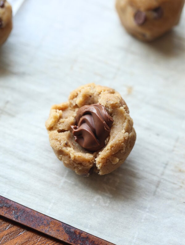 Nutella Stuffed Chocolate Chip Cookies - Cookies And Cups