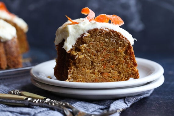 Tarta de zanahoria en rodajas en un plato