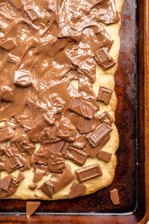 Melted chocolate on top of shortbread cookie