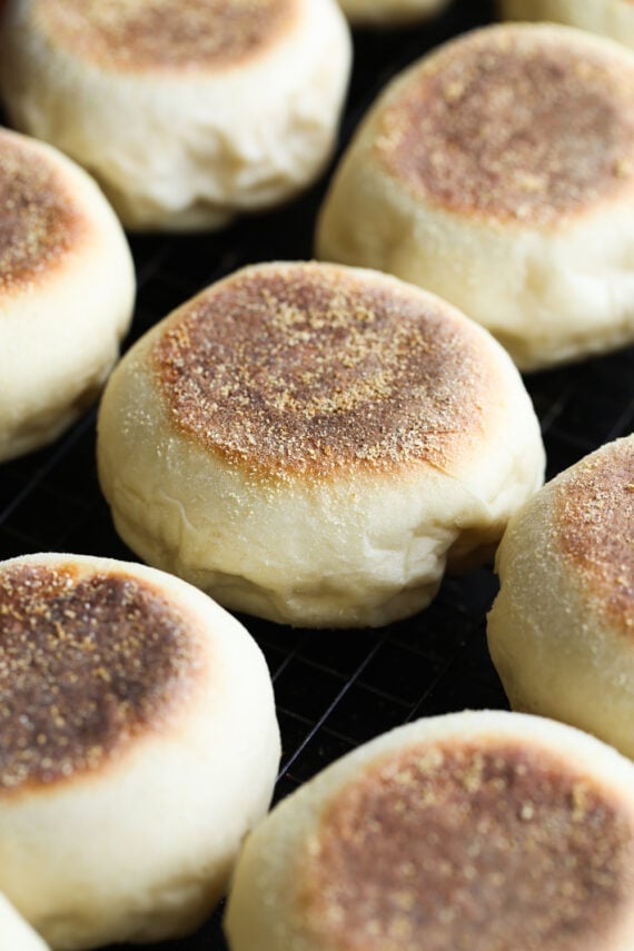 Muffins anglais maison de refroidissement sur une grille