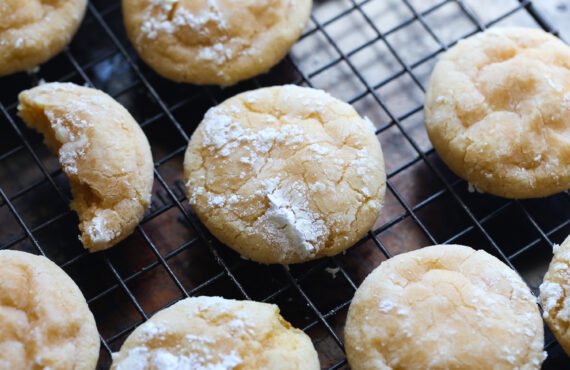 Biscuits à l'orange enrobés de sucre en poudre