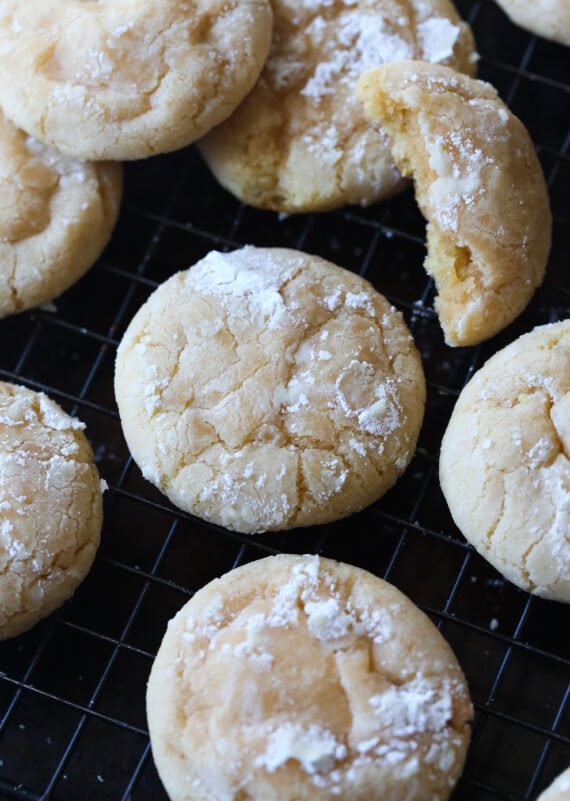 Biscuits froissés enrobés de sucre en poudre