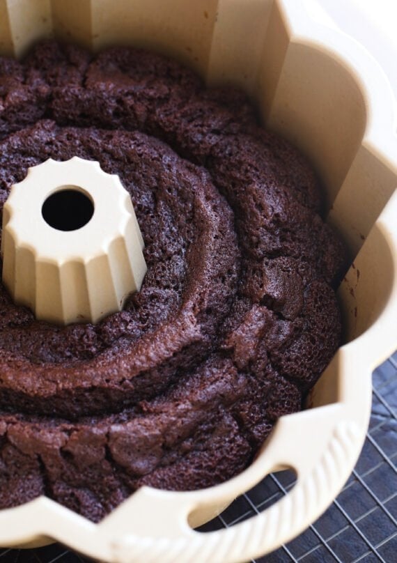 chocoladetaart in een bundt-pan