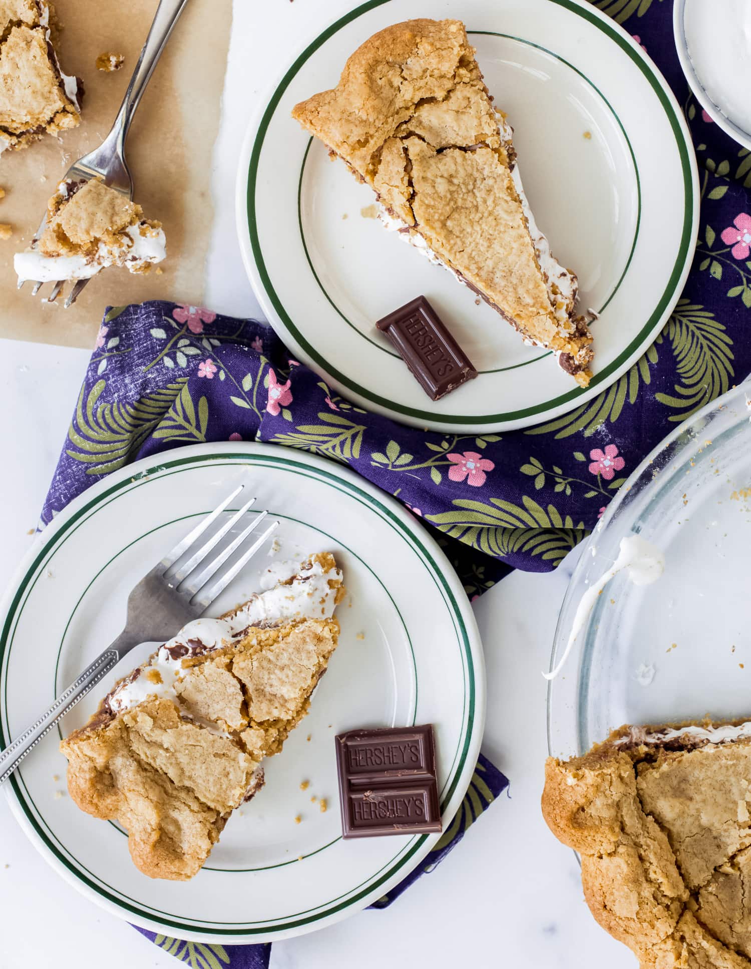 Scheiben von S'mores-Kuchen auf Tellern, von oben geschossen