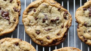 Crispy Chewy Chocolate Chip Cookies - Cookies and Cups