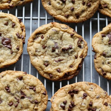 Crispy Chewy Chocolate Chip Cookies - Cookies and Cups