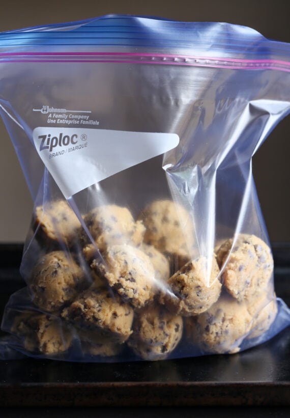 Boules de pâte à biscuits aux pépites de chocolat surgelées dans un sac