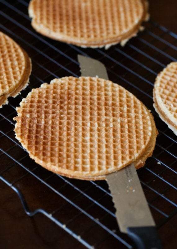 Putting top of stroopwafle on top of caramel 