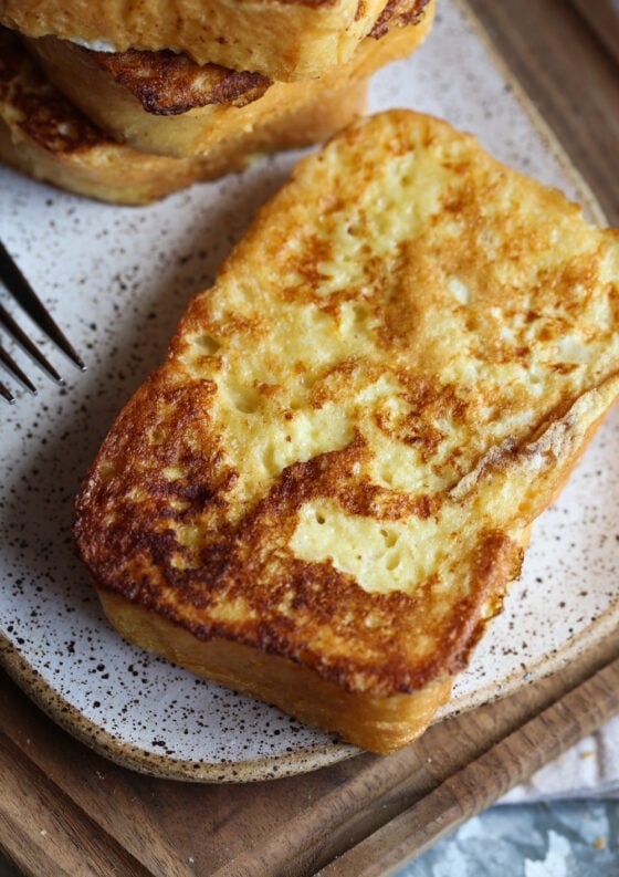 Easy Brioche French Toast Recipe | Cookies and Cups