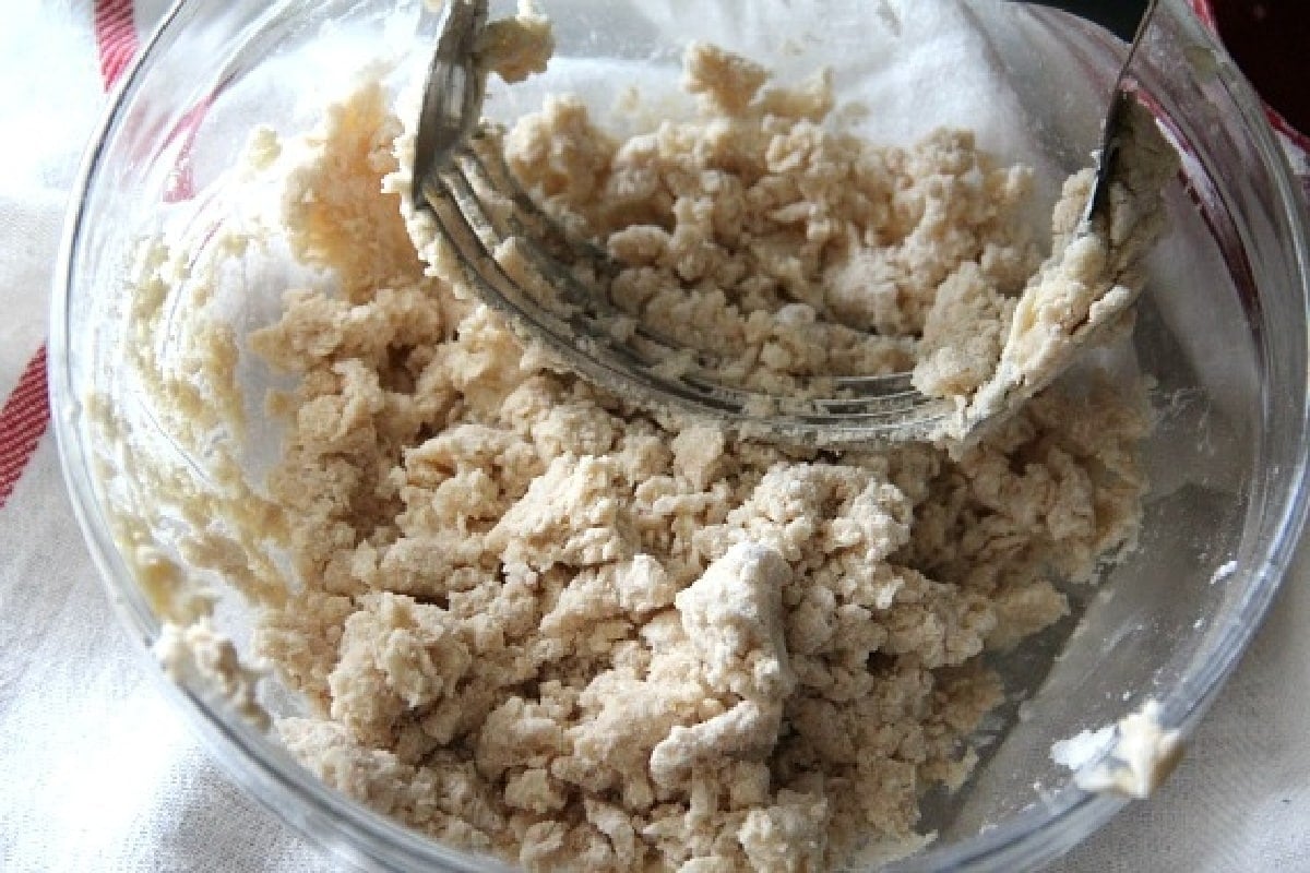 Streusel crumb topping in a glass bowl with a pastry cutter