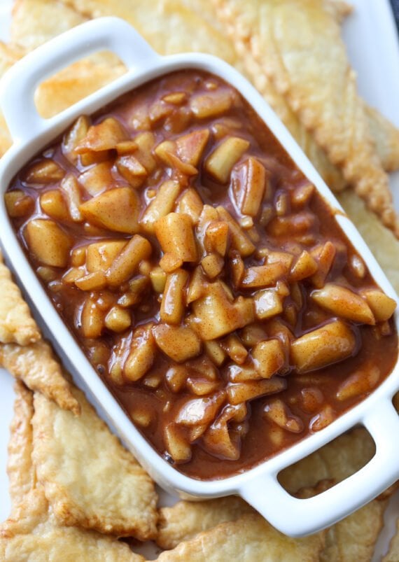 Pommes hachées dans un caramel à la cannelle que vous pouvez tremper ou utiliser comme garniture de tarte