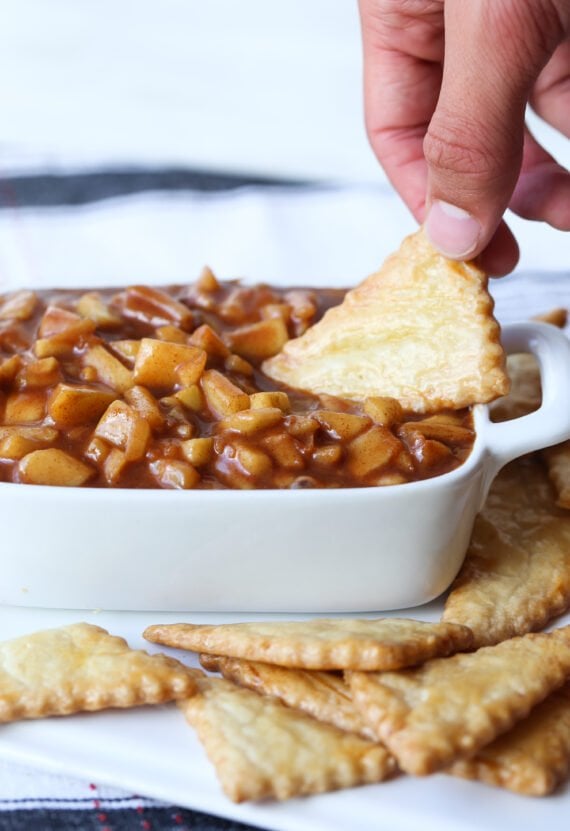 Dip de tarte aux pommes avec une puce de pâte à tarte à tremper