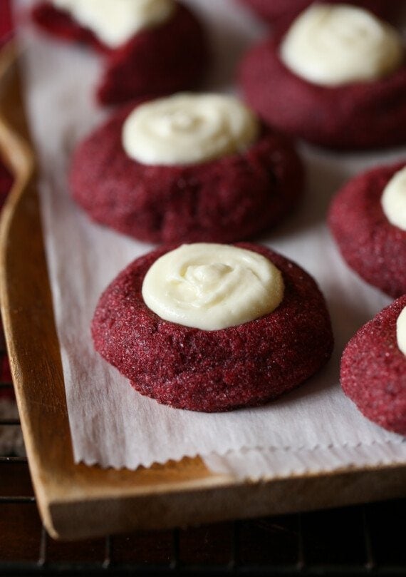 cookie de catifea roșie acoperit cu glazură albă
