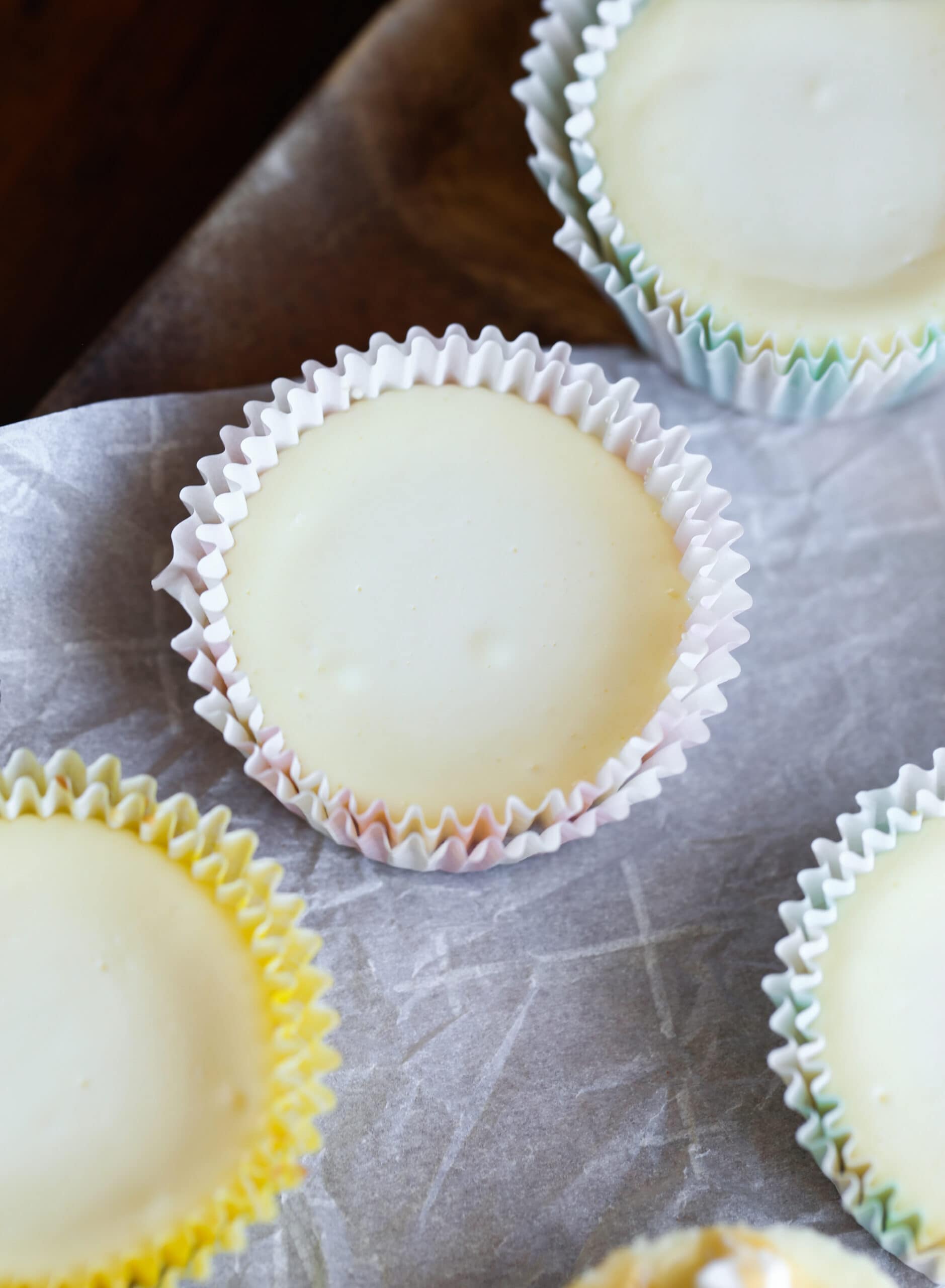 tarta de queso horneada en un molde para muffins con un molde para cupcakes