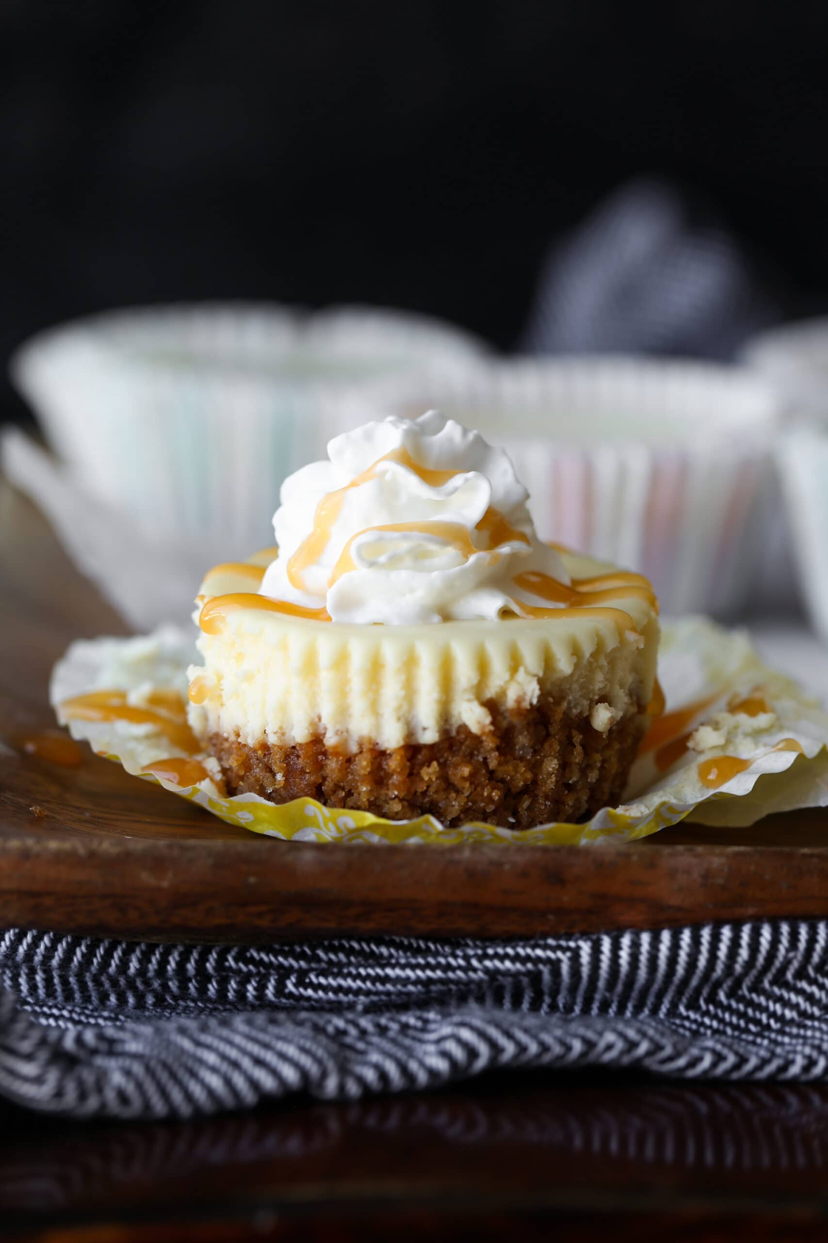 Mini Cheesecakes with Graham Cracker Crust | Cookies and Cups