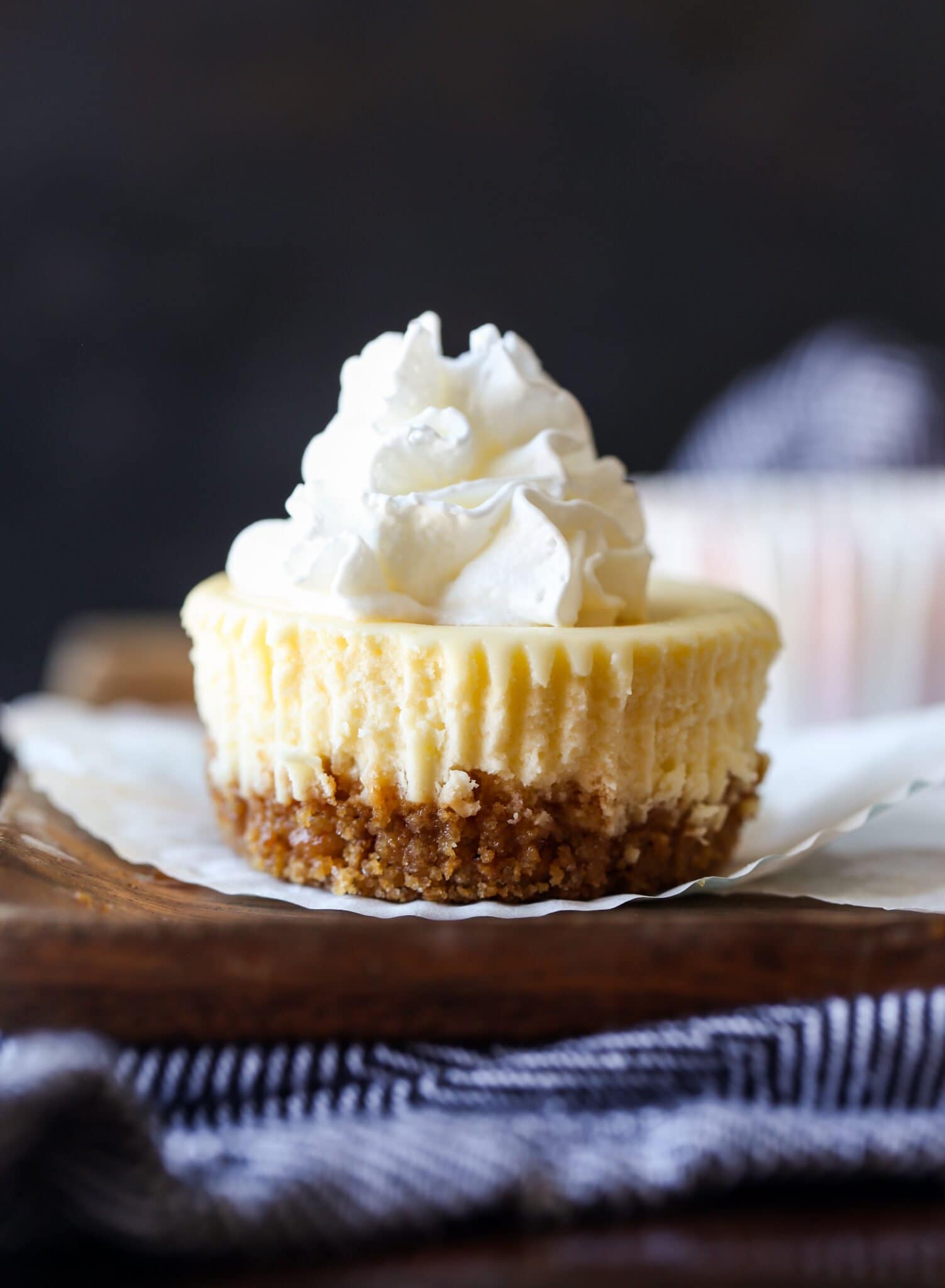 Mini Cheesecakes with Graham Cracker Crust | Cookies and Cups