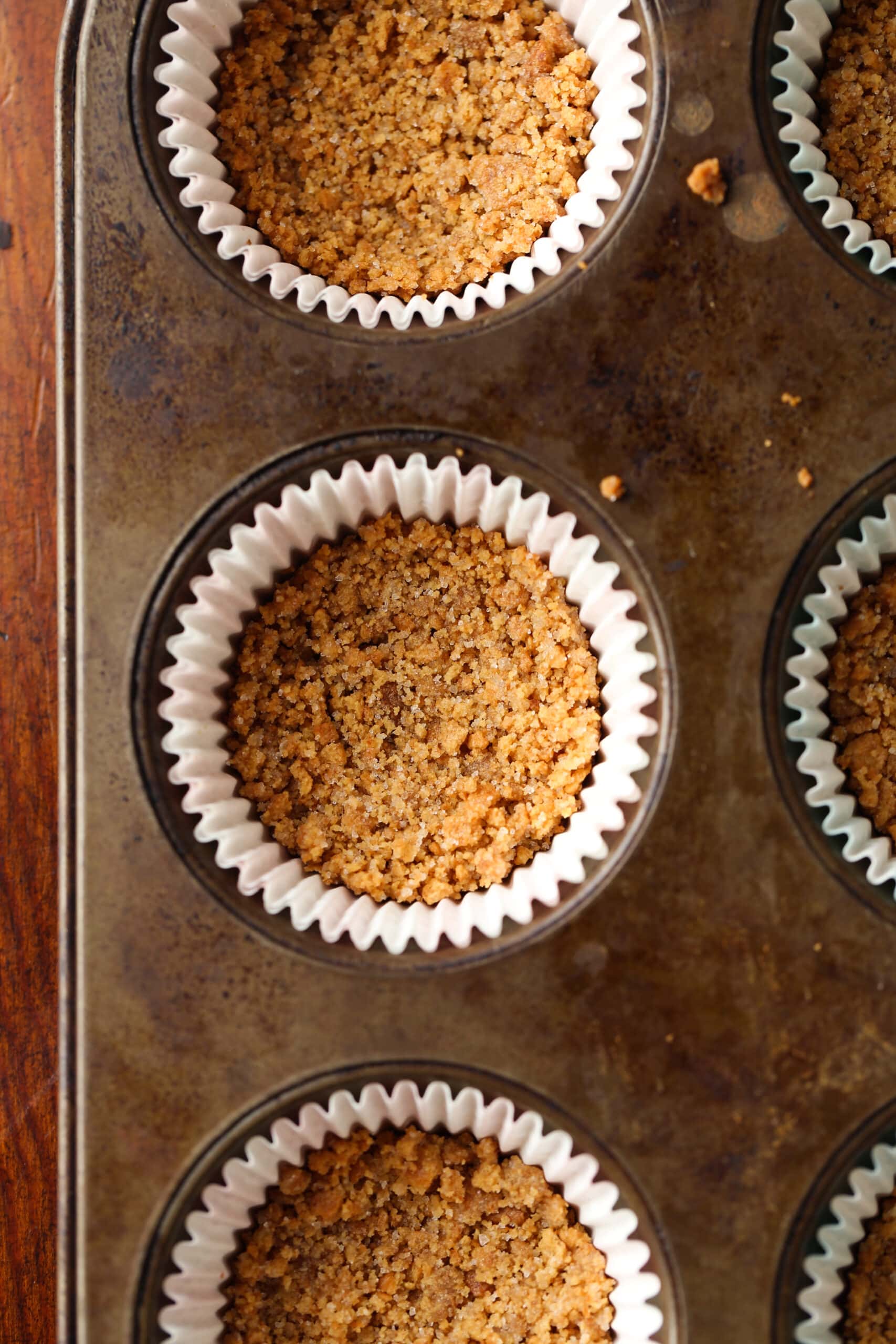 Graham-Cracker-Kruste in Cupcake-Förmchen, gebacken in einer Muffinform