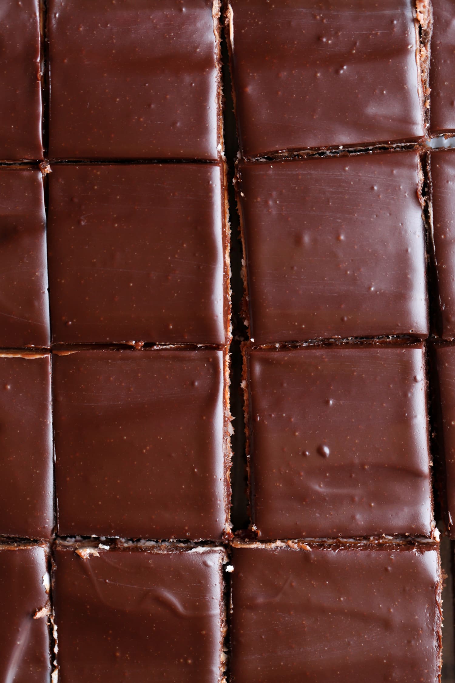 Rebanadas de brownie cubiertas con ganache en rodajas en un molde de 9x13 que se muestra desde arriba