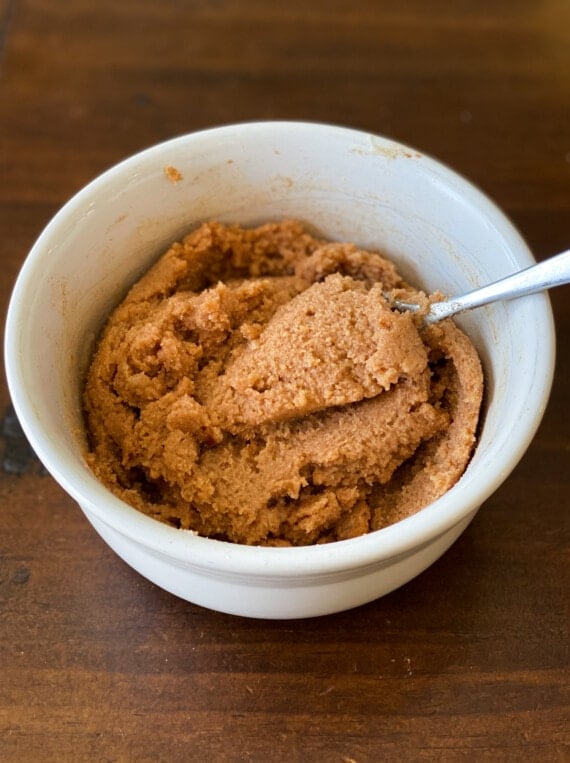 Cinnamon filling in a bowl.