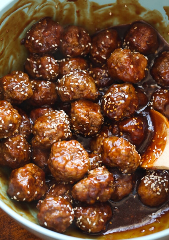 Sesame meatballs with sesame seeds.