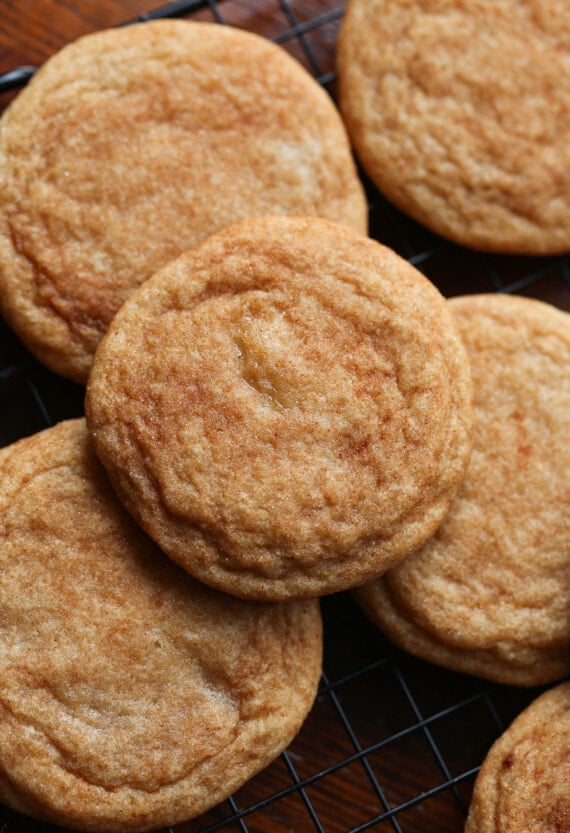 Biscuits Snickerdoodle sur une grille de refroidissement.