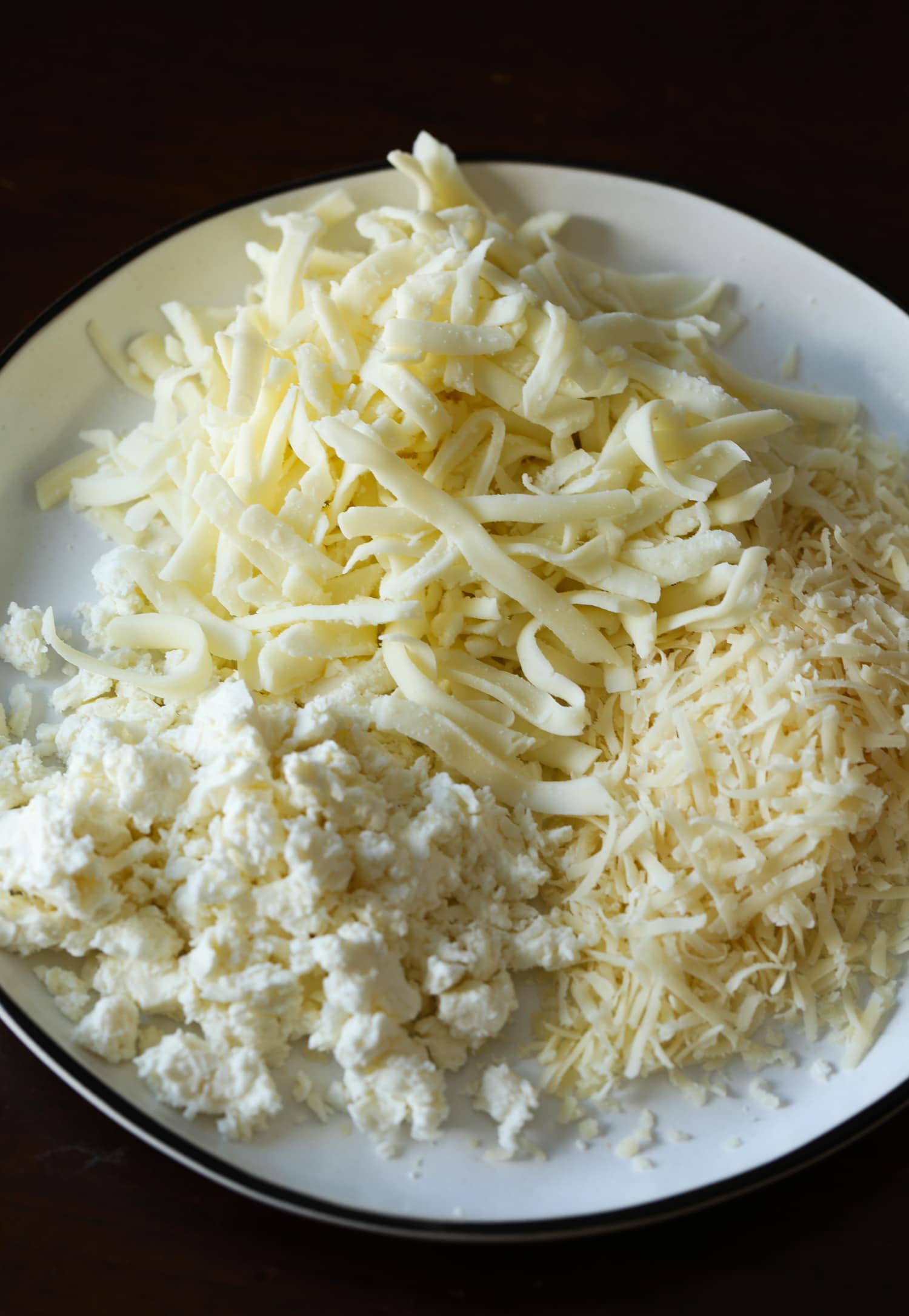 Tre olika sorters ost på en tallrik.