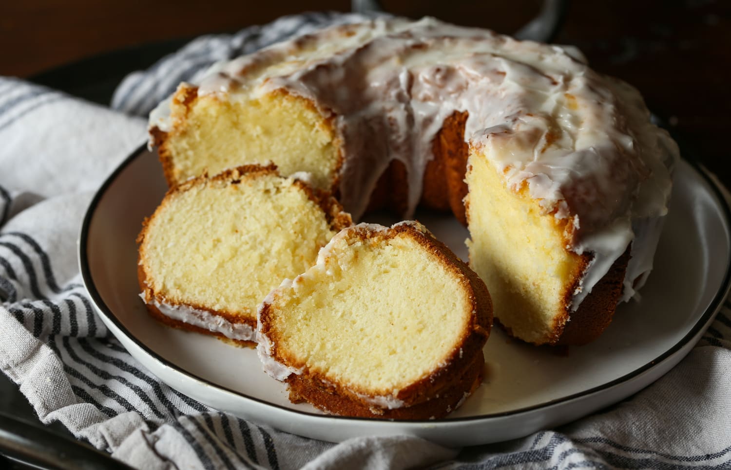 7UP Pound Cake - The Seasoned Mom