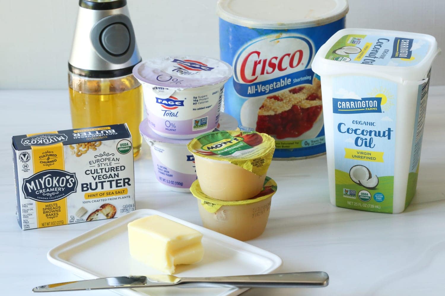 Gegenstände auf einer Theke, die Sie beim Backen anstelle von Butter verwenden können