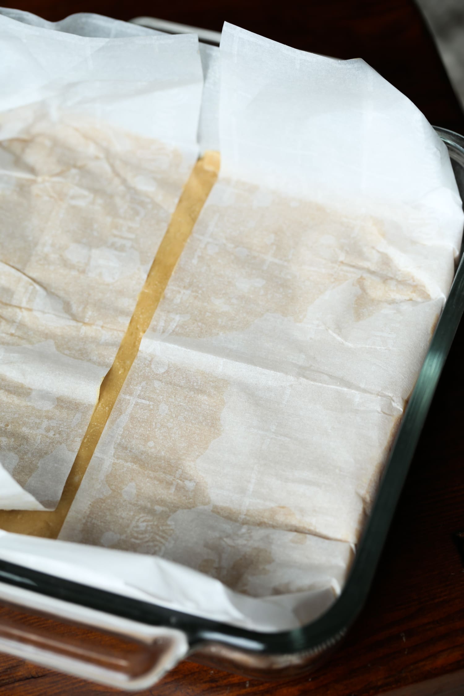 Dulces de mantequilla de maní en una bandeja para hornear cubierta con papel pergamino.