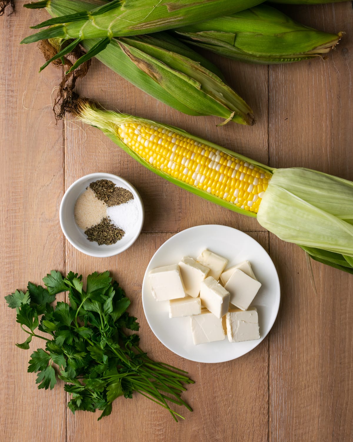 Ingrediënten voor een pot instant maïs met kruidenboter.