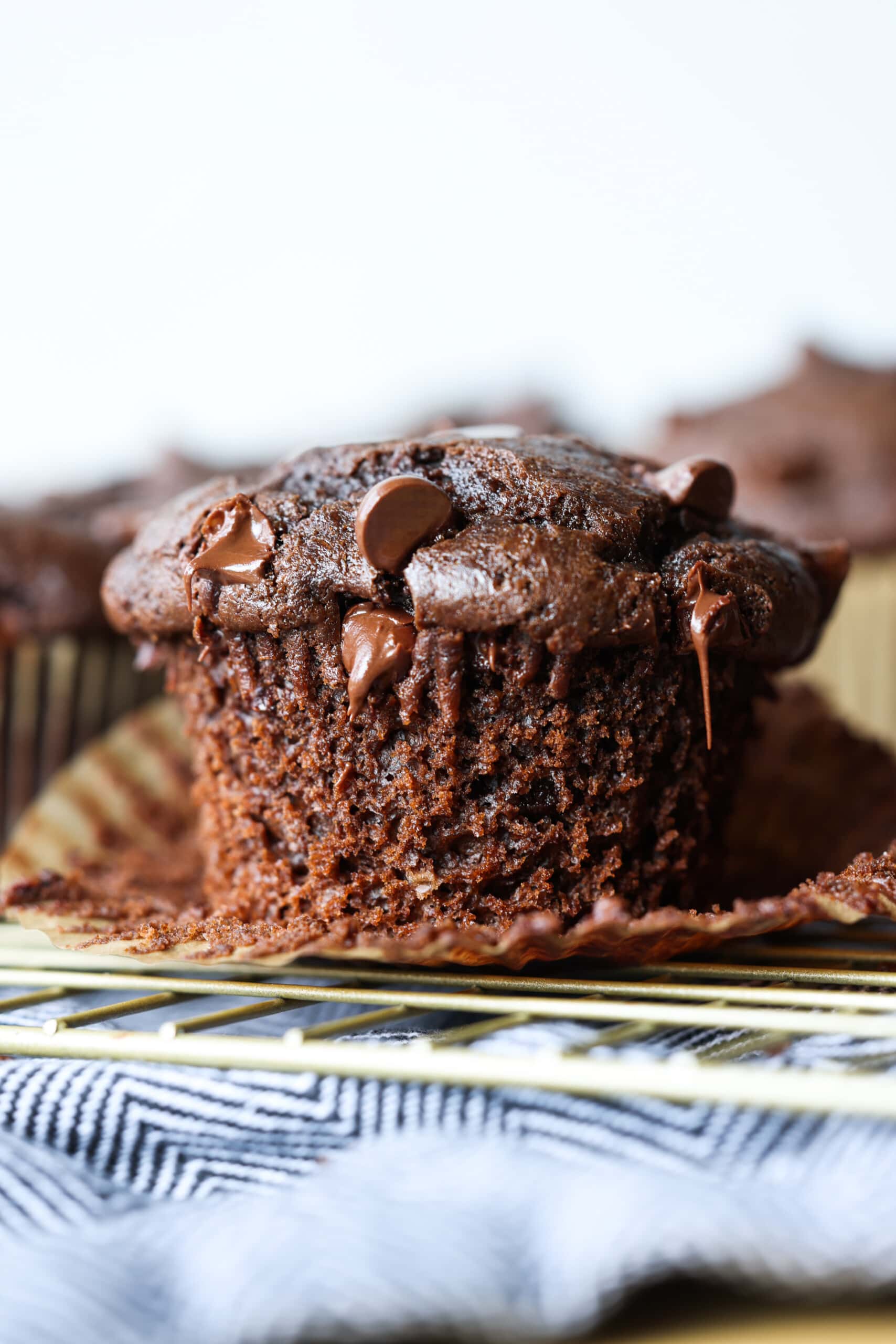 Schokoladen-Muffin ausgepackt mit geschmolzenen Schokoladenstückchen