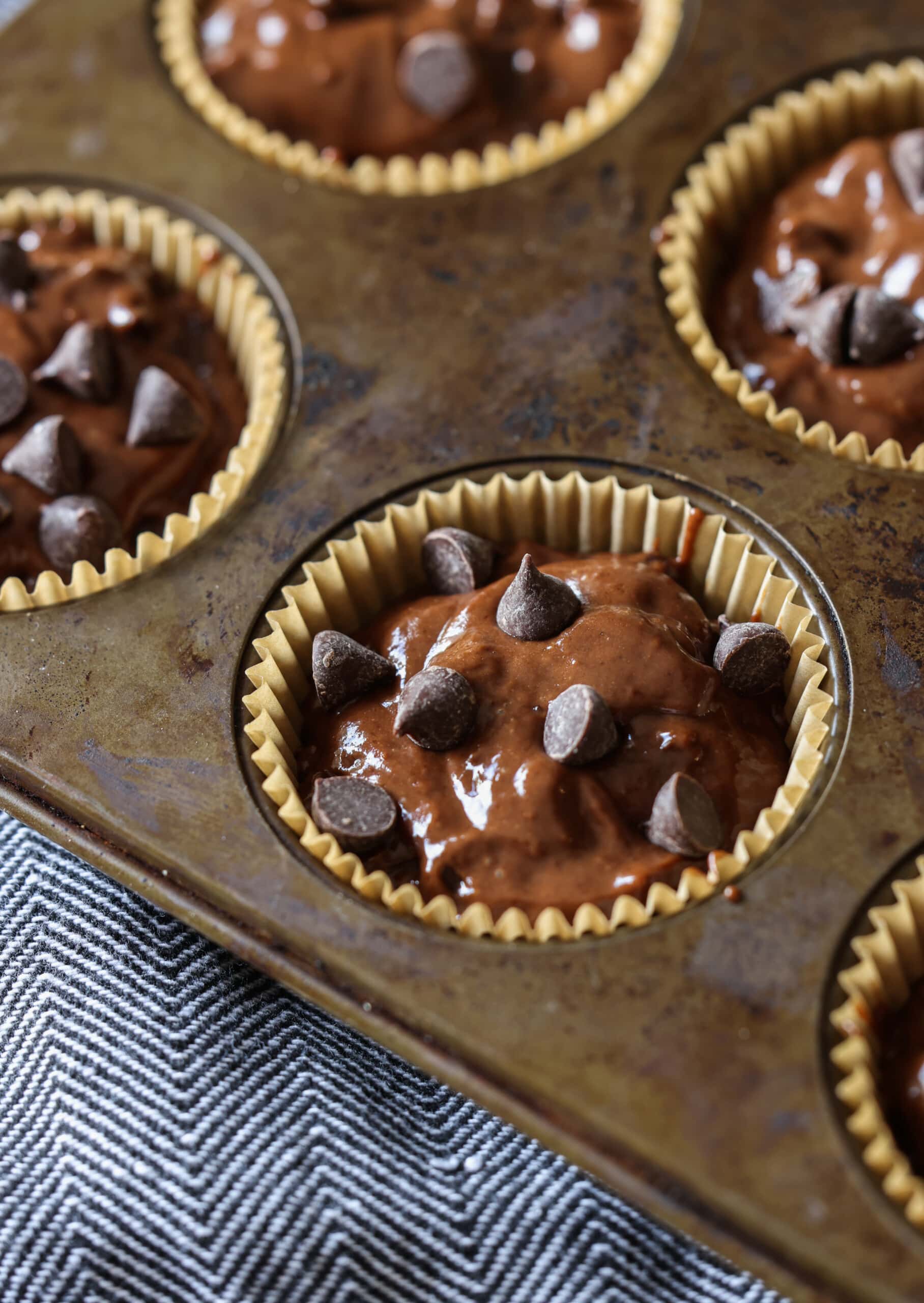 masa para muffins de chocolate en un molde para muffins