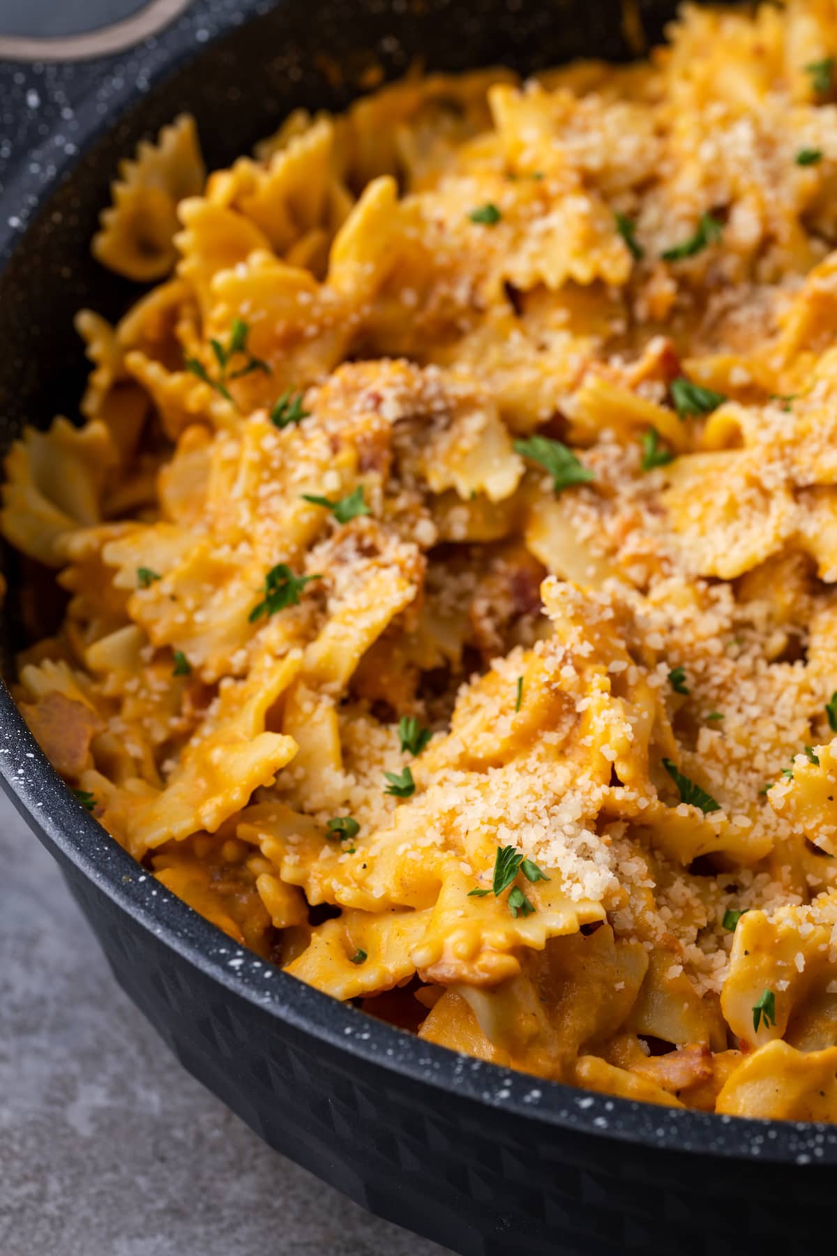 Creamy Pumpkin and Bacon Pasta | Cookies and Cups