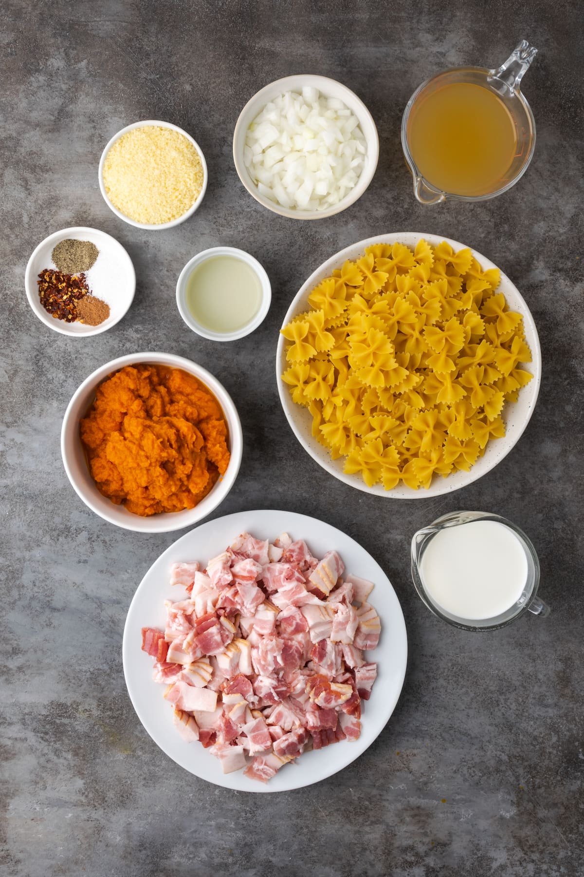 The ingredients for pumpkin pasta with bacon.