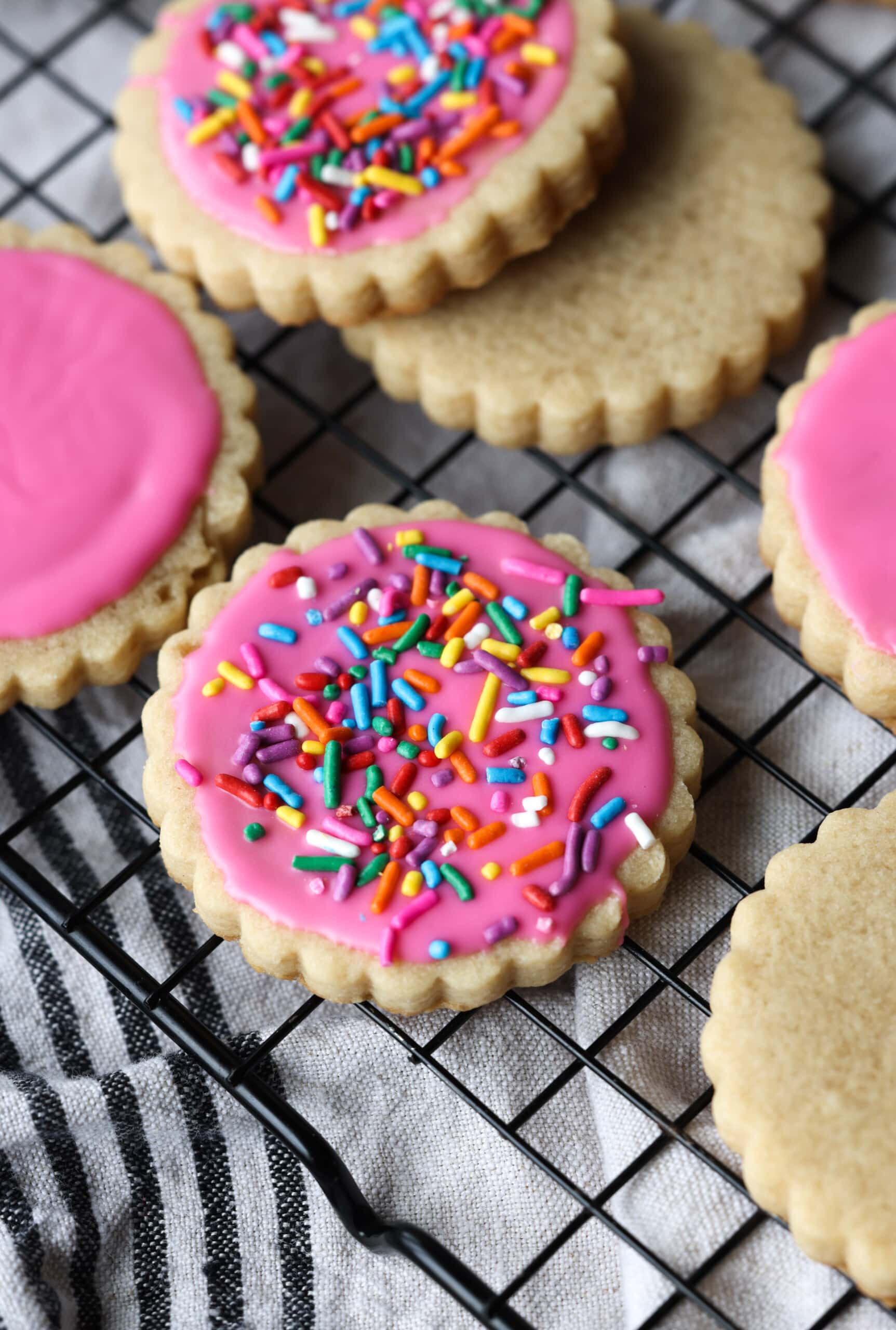 galletas de azúcar heladas rosadas con chispas