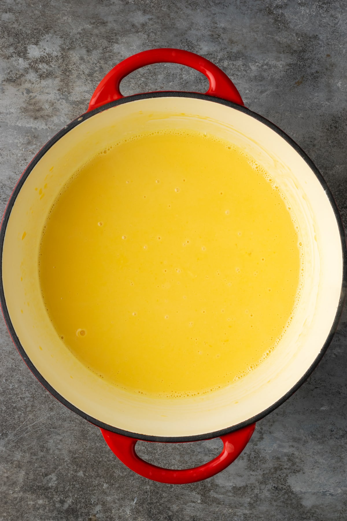 Salsa de queso derretida para macarrones con queso en una olla grande.