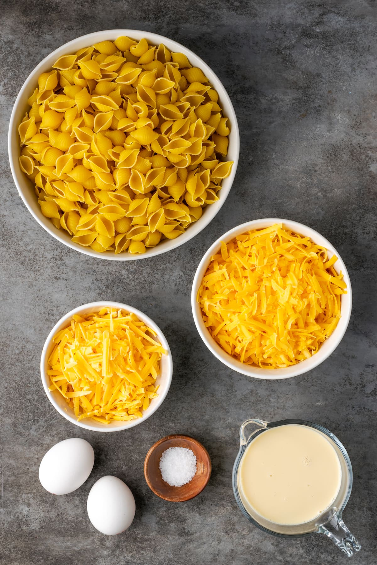 Los ingredientes para macarrones con queso fáciles de cocinar.