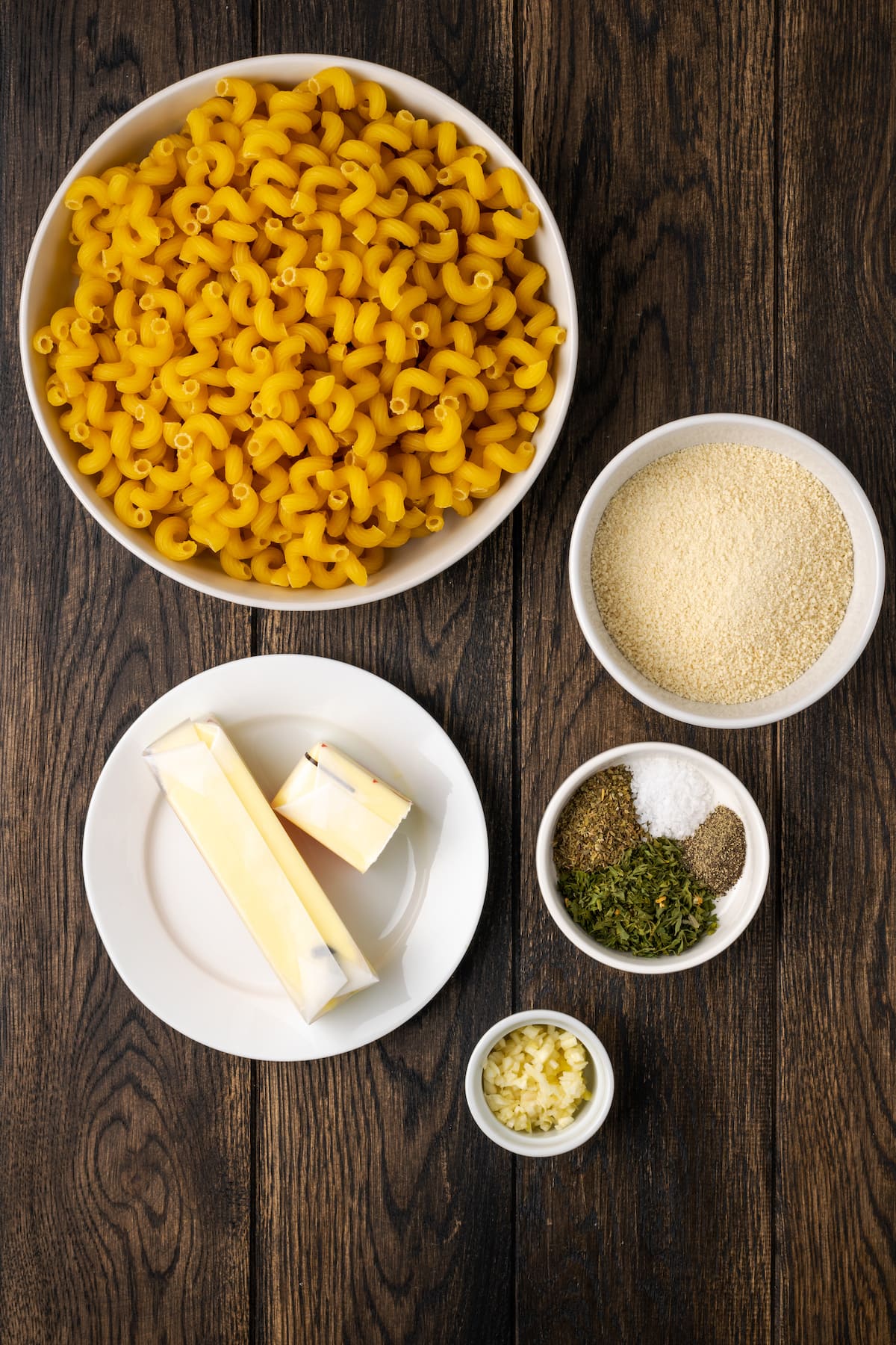 The ingredients for garlic bread pasta.