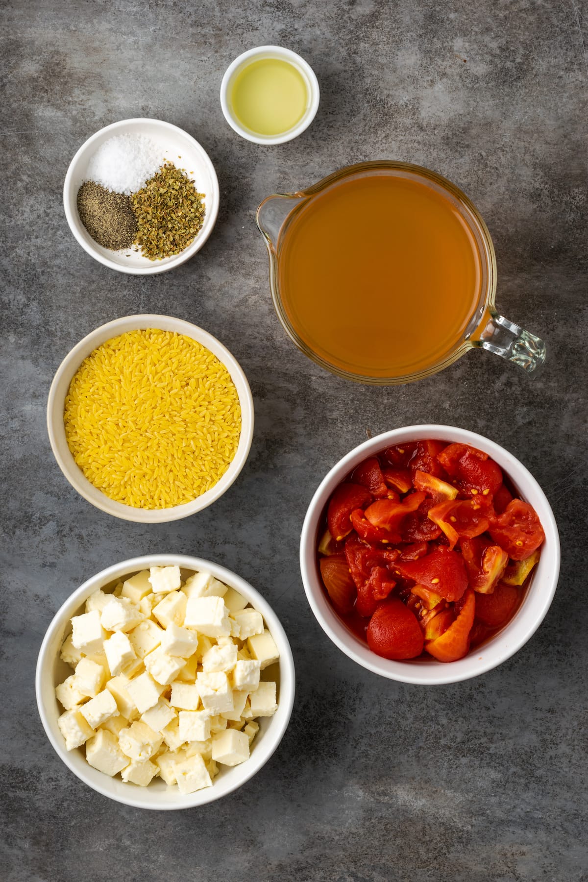 Los ingredientes para la sopa griega de tomate feta con orzo.
