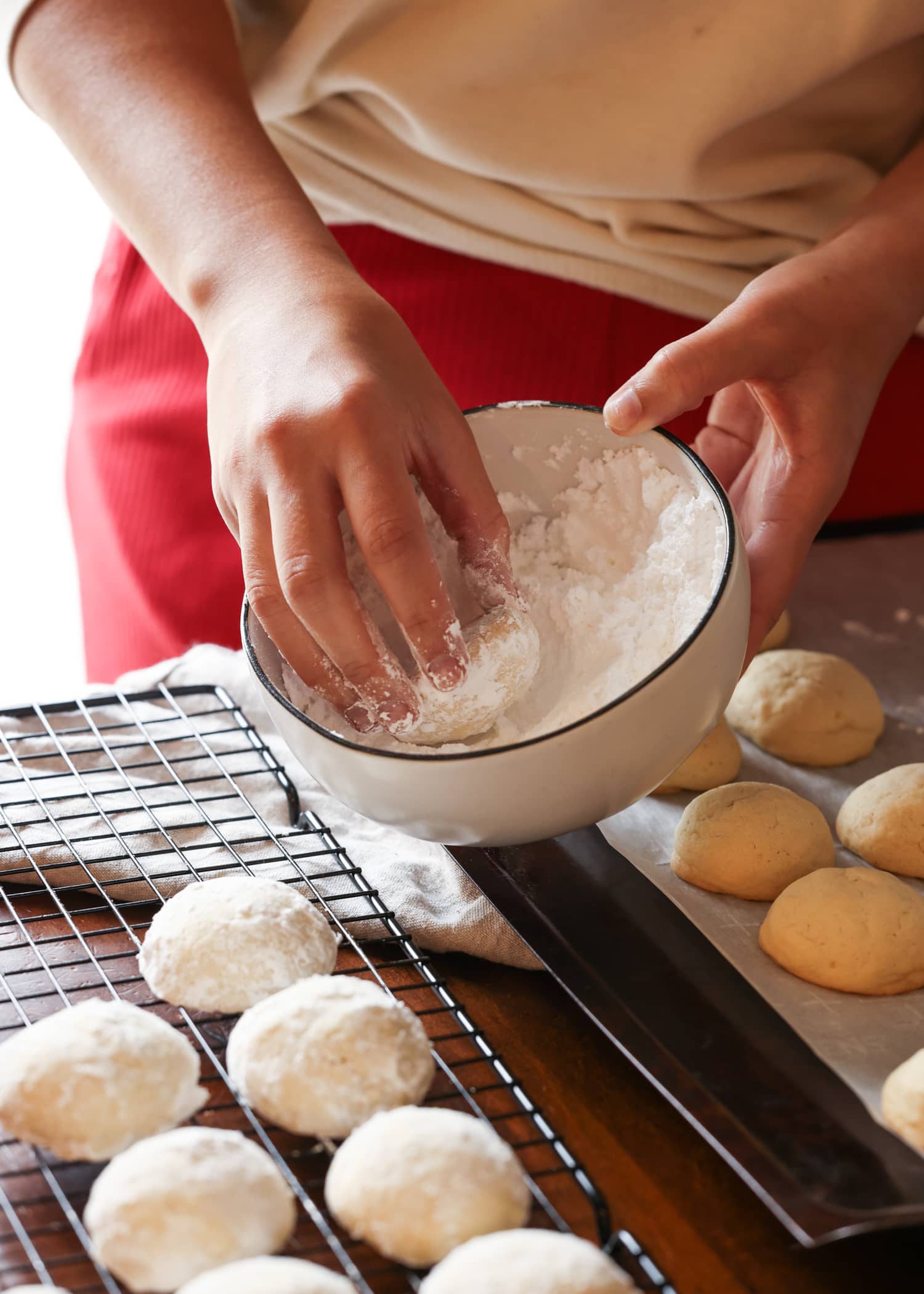 coating a lemon biscuit with icing sugar