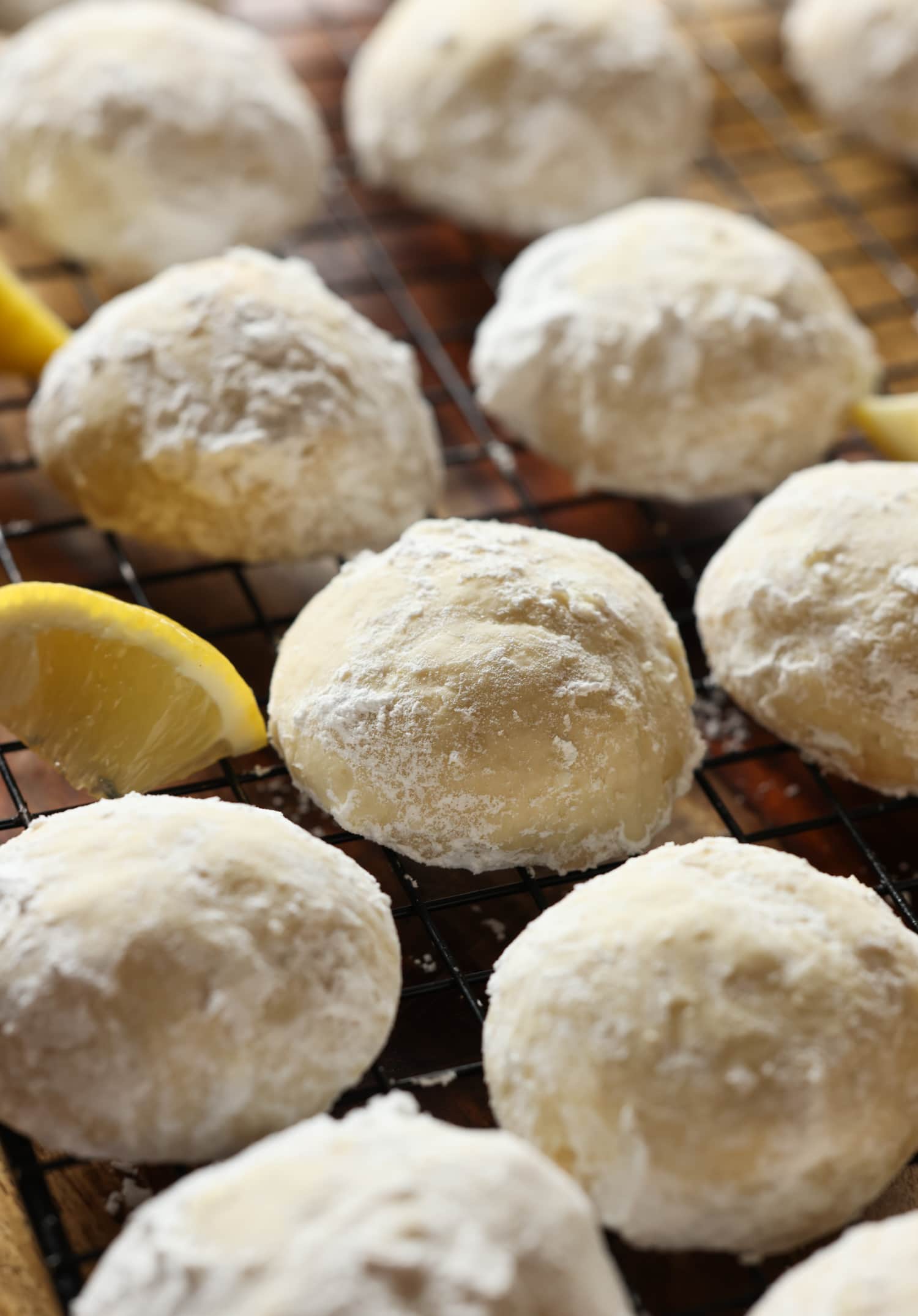 Sunshine Lemon Cooler Cookies en una rejilla para enfriar con rodajas de limón