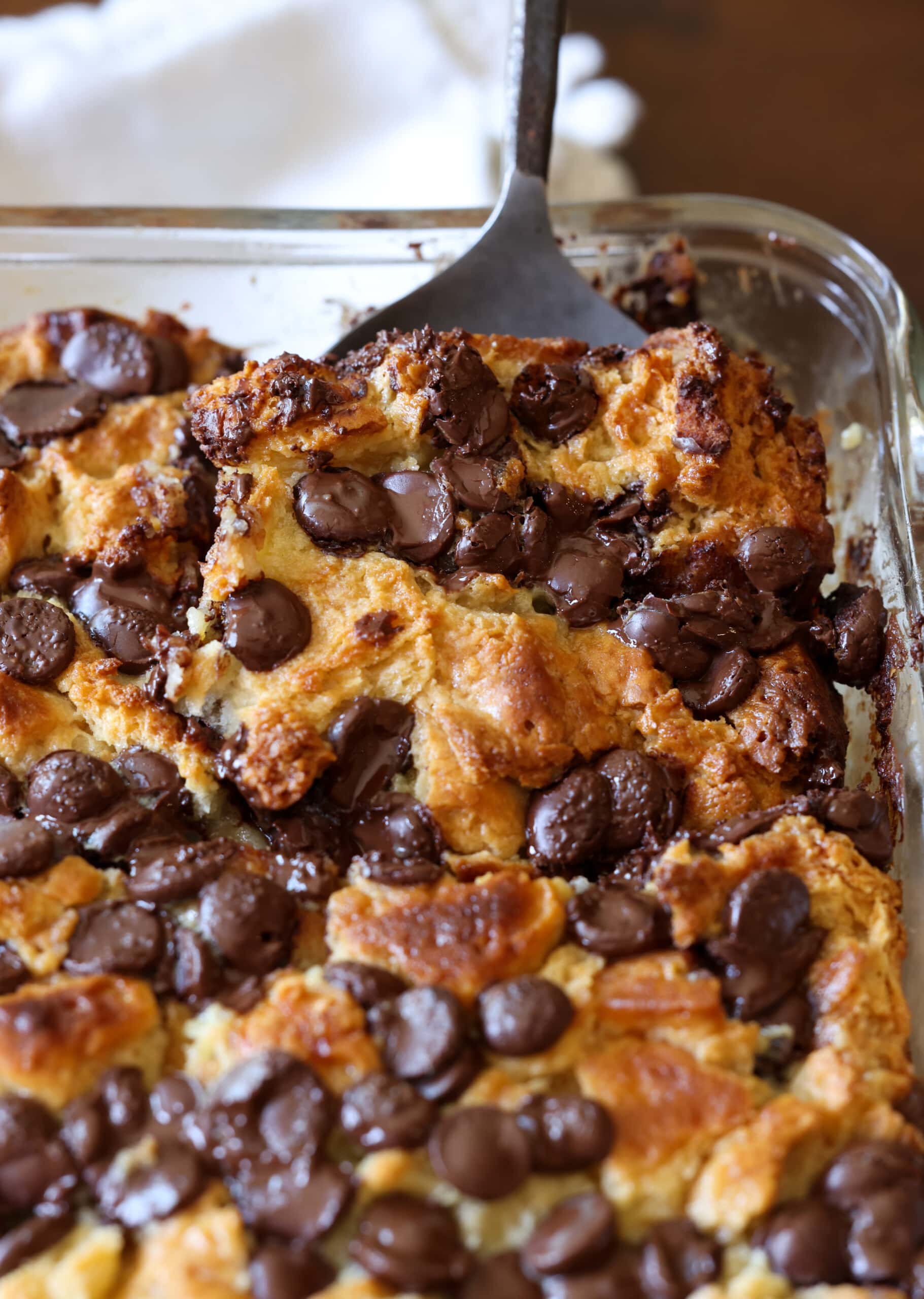 Biskuit-Brot-Pudding mit Schokoladenstückchen löffeln