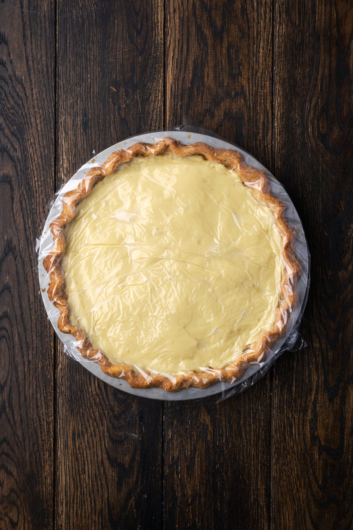 Overhead view of banana cream pie in a pie plate.